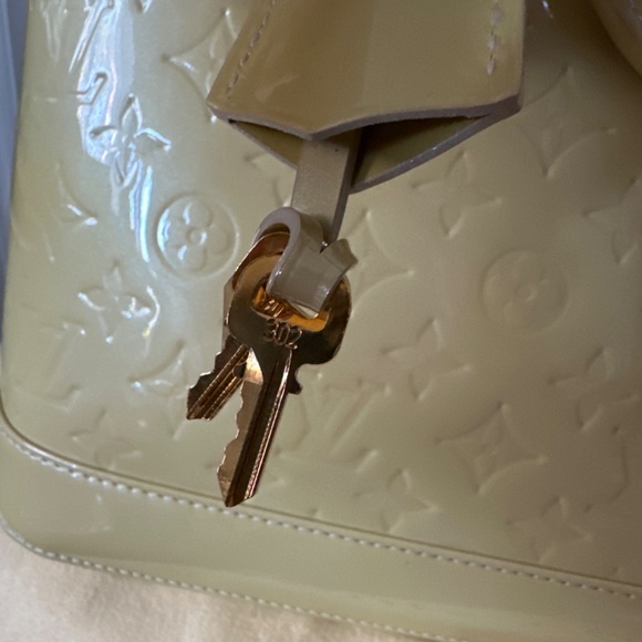 Louis Vuitton Alma - Picture 7 of 17